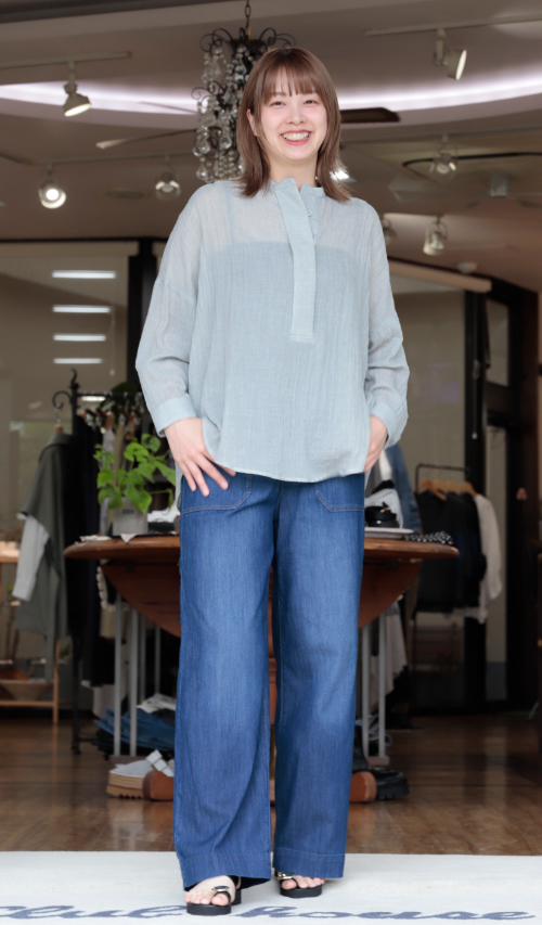 ヘンリーネックのシアーシャツと接触冷感のデニム