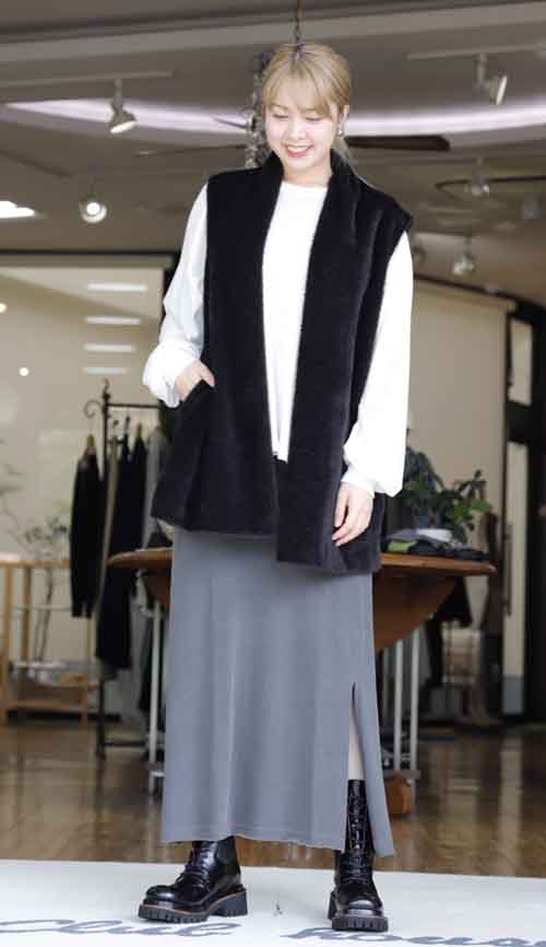 #好服美人　20250927　釦無しのさっと羽織るふわふわベスト　スエットスカートと