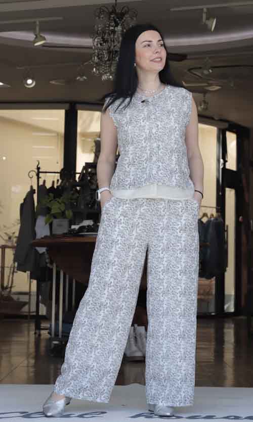 モノトーンプリントのノースリーブブラウスとパンツ