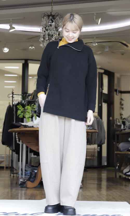 タートルネックセーターのようなブルゾンやニットブルゾン入荷です