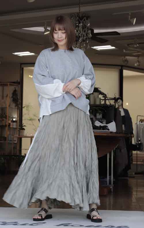 ゆるシルエットの異素材コンビスエットは脇のドロストでカタチを変えて楽しめます