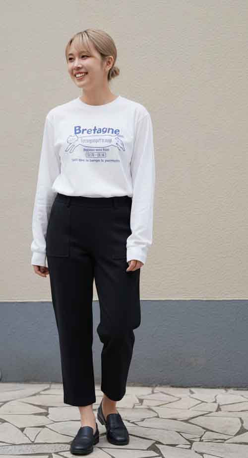 胸元にロゴとネコちゃんプリントの長袖Tee