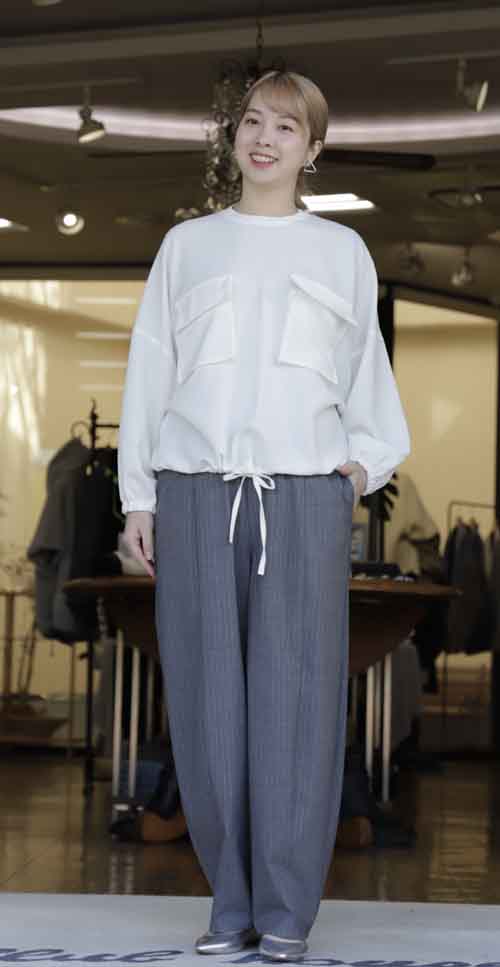 春の新作 胸に大きめのポケット付きブラウス