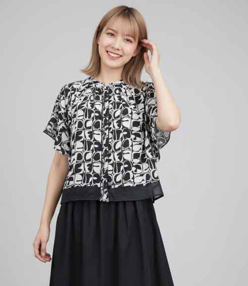ボクシーシルエットのプリントブラウス