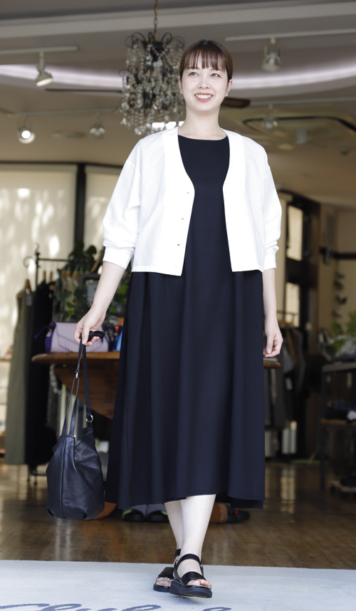 #好服美人20250720　白のシャツジャケットとさらさらの黒ワンピース