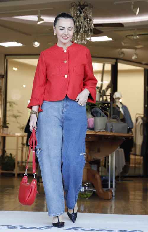 テンション上がる赤のジャケット ダメージ加工のデニムと #好服美人 by NE-O Club