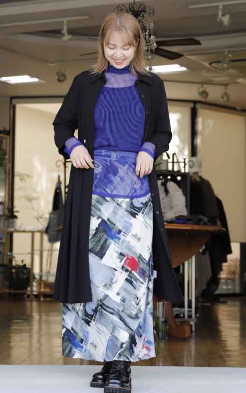 #好服美人　20250913　水彩タッチの台形スカート　コート兼用のワンピースを羽織って