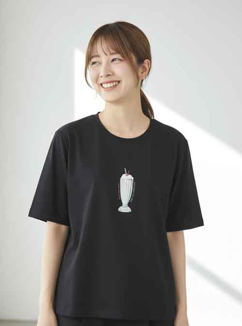 胸元にパフェやカクテルプリントの夏Teeたち