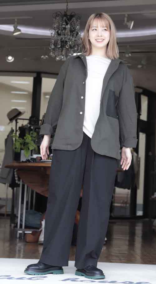 ストレッチデニムジャケットと裾アシメトリープルオーバーとシャカシャカ素材パンツ