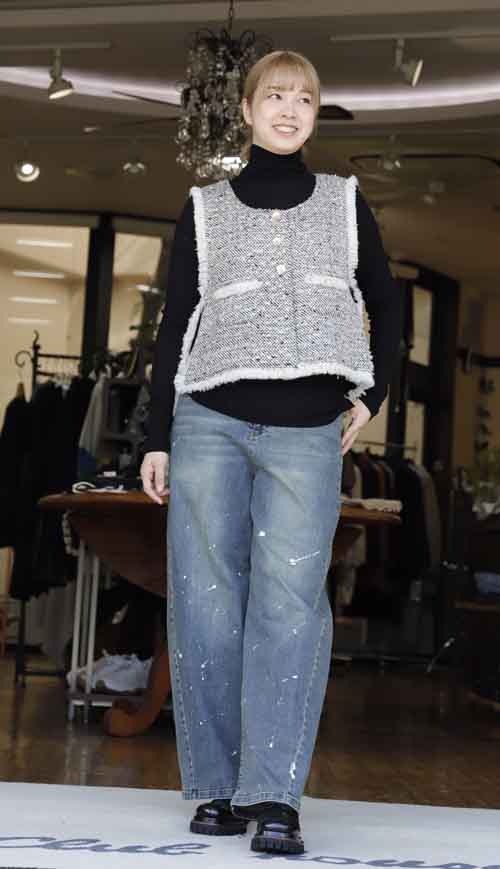 縁にフリンジのツイードベスト　今回はゴールドテープがほんのりきらきら