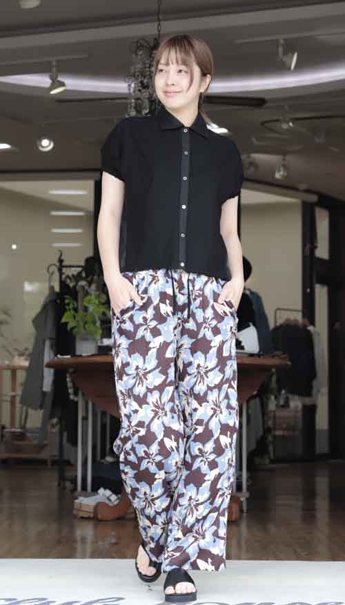 シアーコンビシャツとクールタッチ素材のプリントパンツ