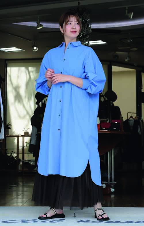 シャリ感あるコットンのアウター兼用ワンピースです。紺活女子にネイビーも入荷