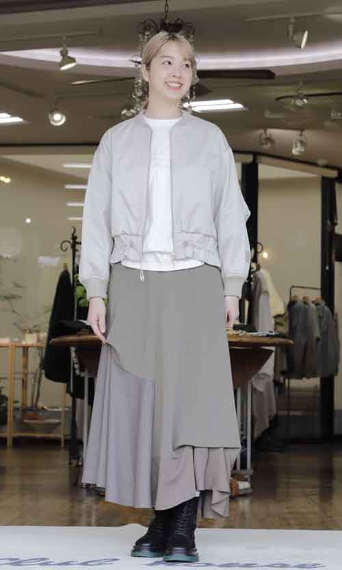 新作の裏地付きブルゾンと異素材コンビのスカート