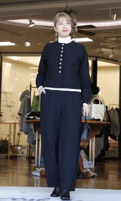 パールボタンのブラウスジャケットとパンツのセットアップ