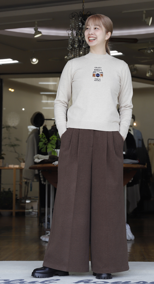 胸元にスパンコールのカメラししゅうのセーター