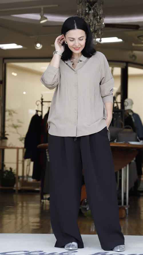 左袖と背中にプリントのシャツ 秋の散策にパンツと #好服美人 by NE-O Club