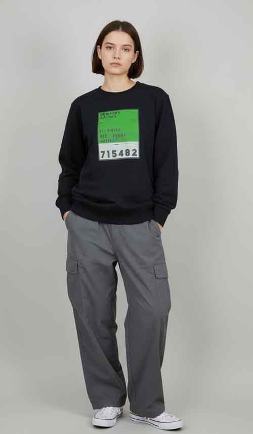 胸元にフレームプリントのスエット入荷