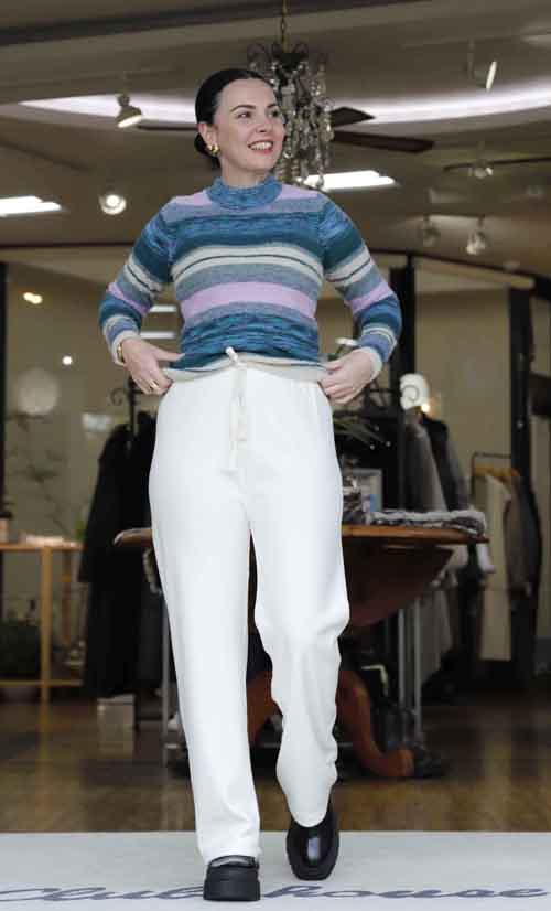 冬を彩るニット　マルチボーダーのふわふわシャギーセーター