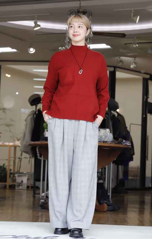 バックロングデザインのモックネックセーター