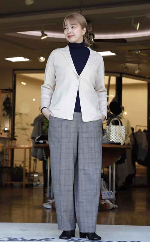 ゴールド釦のニットジャケット