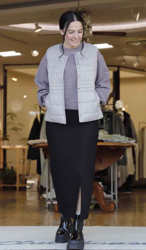 薄いかぁるいダウンベスト リバーシブルで楽しめます