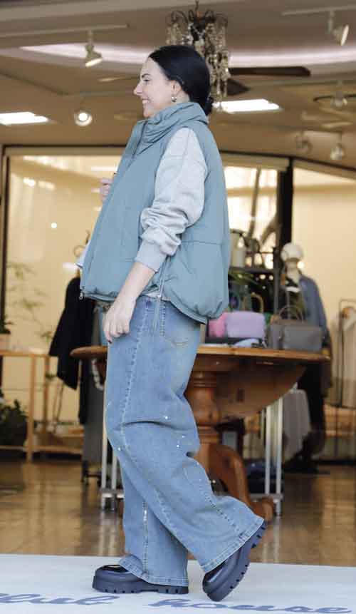 紅葉探しにダウンベスト！脇のドロストでシルエットを変えて楽しめます