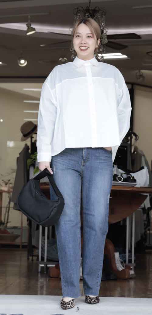 身頃ゆったりシルエットのバックロングデザインシャツ