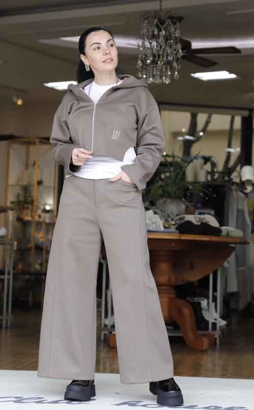 ショート丈パーカとワイドパンツのセットアップ #ALMOND OIL