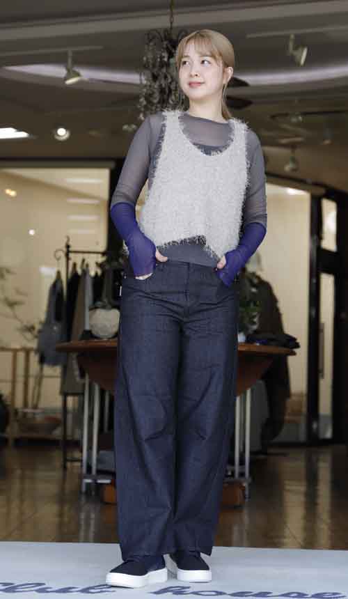 #好服美人　20250920　ほわほわフリンジのショート丈ベスト　２カラーをスカート、シャンブレーデ