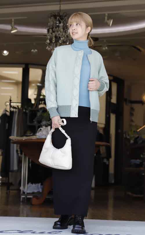 キルティング袖のノーカラージャコット