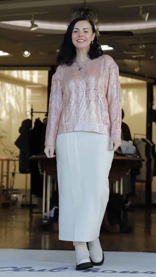 キラキラのシーズンに映える箔プリントのセーター