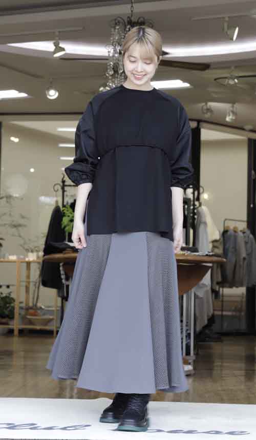 肩にラインのスポーティプルオーバーとネットコンビのスカート