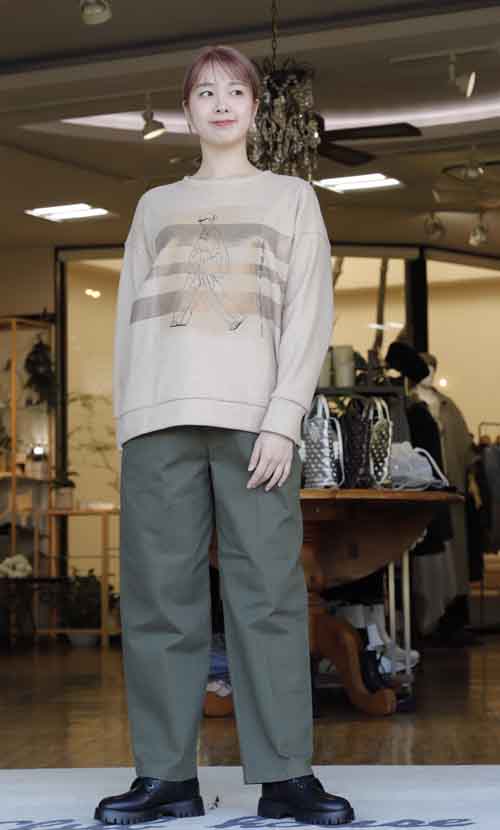 おうちリラックス　ガールイラストの起毛プルオーバー