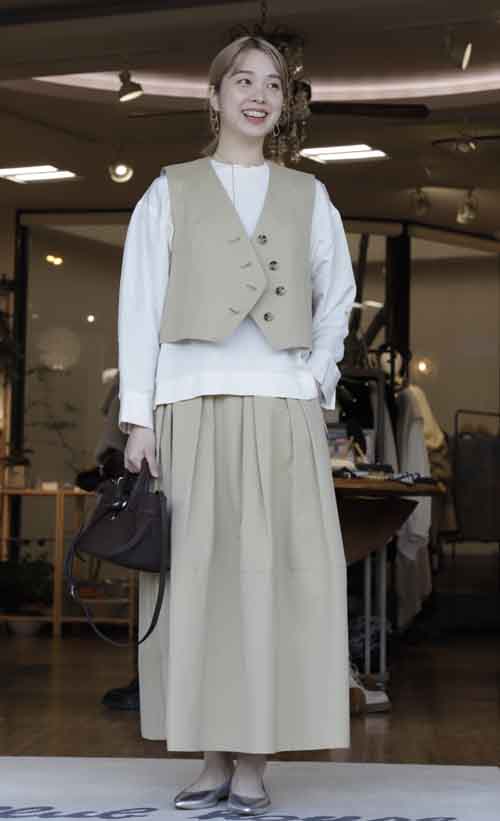 春の新作！　コットンのアシメトリー釦開きベスト、タックプリーツパンツ、バルーンシルエットスカート