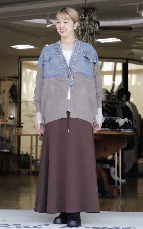 デニムコンビの畦カーディガンととろみ素材のドロストデザインのスカート