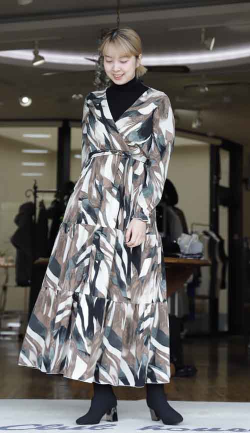 胸元に縫い替えデザインの脚長効果プリントのワンピース　