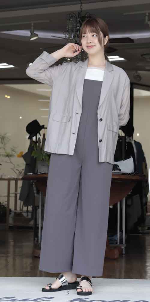 シアーのキチンと感ジャケットとサマーダークシリーズのサロペット