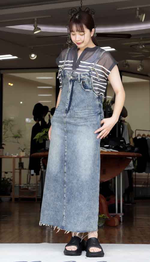 リメイクデザインのデニムワンピースとコットン・リネンシャツ
