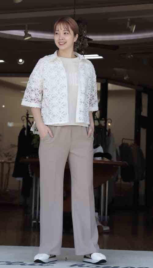 チュールにリボンレースのシャツ、前後に着用できるベスト、フレアースカート