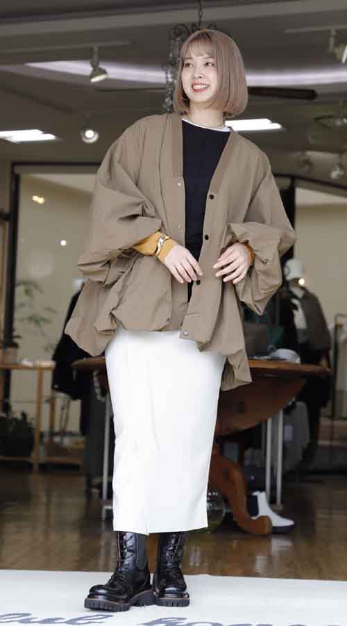 わぁ！かわいい！裾も袖もふっくらシルエットのVネックショートコート　迷う４カラー