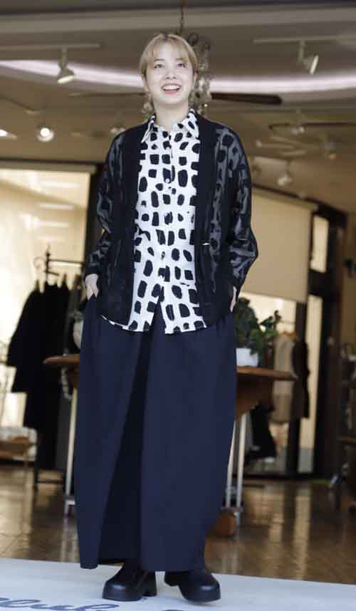 20251004　黒のメッシュジャケットとワイドパンツにモノトーンプリントシャツ　#好服美人