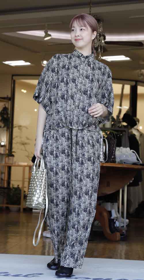 春の新作 プリントの半袖シャツとプリントパンツ