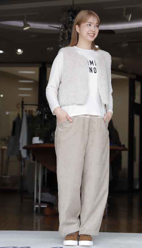 #好服美人　20250922　胸元にロゴの長袖Teeと細井コーデュロイのパンツにエコファーのベスト