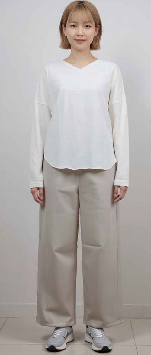 バックプリントのビッグTee、ヘンリーネックのボーダーセーターとコクーンシルエットの楽パン