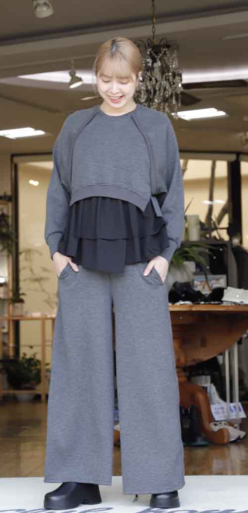 新着です 柔らかなとろみ素材のスエットとパンツのセットアップスーツ