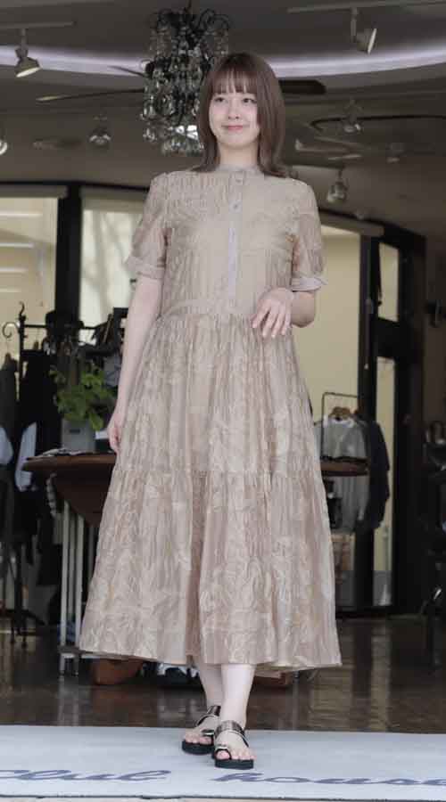 ししゅうシリーズ　ししゅうのティアードワンピース