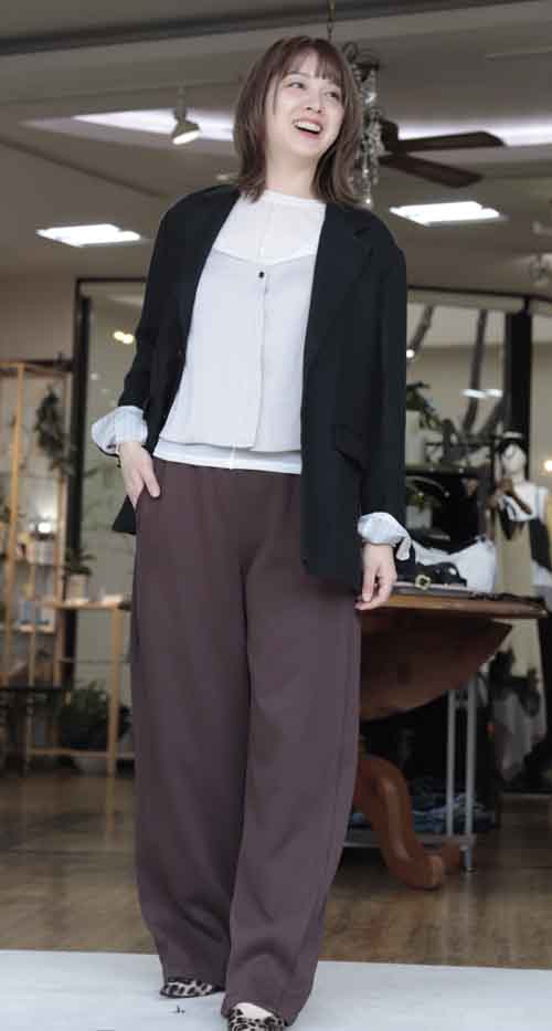 新着です！サイドオープンのリネンジャケットと人気のスエットパンツ