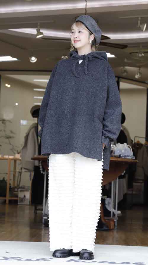 新着です　身体包むビッグパーカとフリルデザインパンツたち
