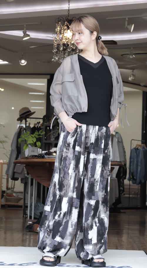 三連休の最終日です　モノトーンプリントパンツにシアーブルゾンで