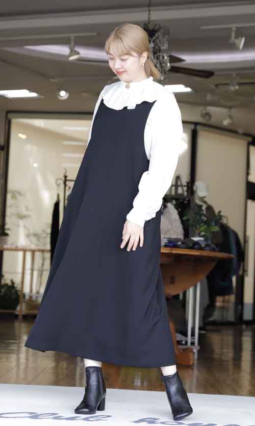 #好服美人　20250919　バッククロスデザインのフレアーワンピースとピエロカラーブラウス
